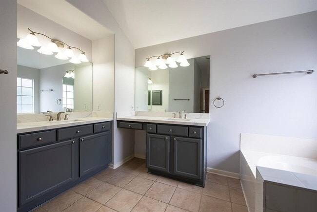 Building Photo - 3238 Enclave Ln