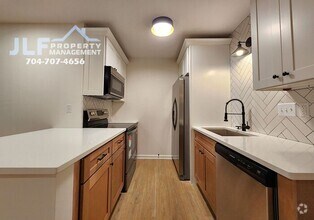 Building Photo - Freshly Updated 2/2 Duplex with Modern Fix...