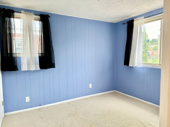 Building Photo - Charming 3-bedroom, 1.5-bathroom! Pets Wel...