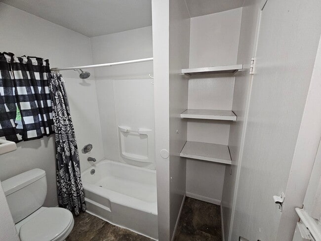 Building Photo - 2 bedroom with fully fenced yard in bremer...