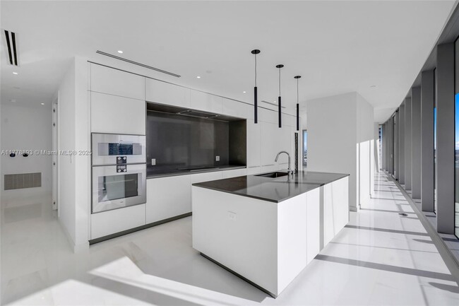 Building Photo - 300 Biscayne Blvd Way