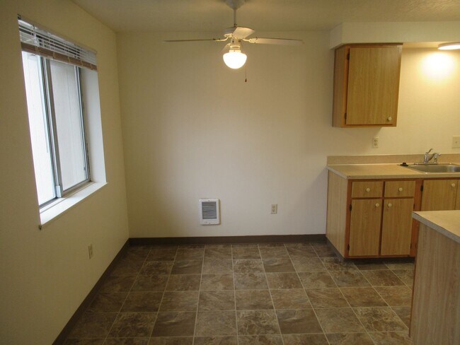 Building Photo - Quiet Two Bedroom Apartment in Keizer