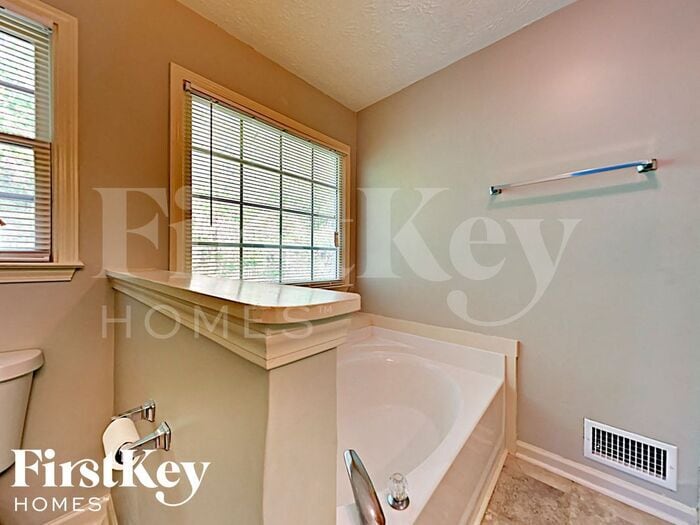 Building Photo - 452 Maplewood Ln