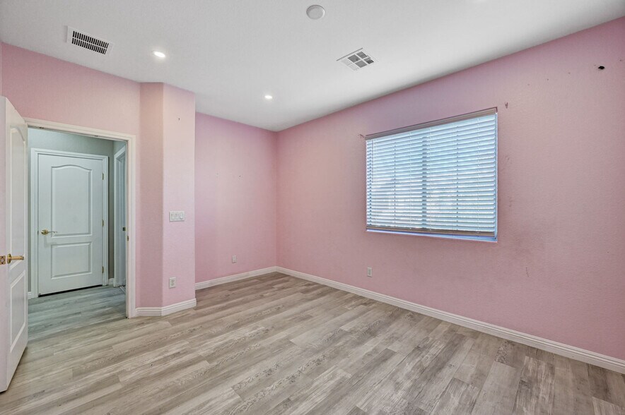 Building Photo - 8125 Chestnut Hollow Ave