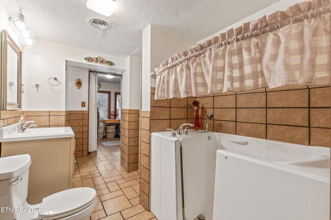 Building Photo - 1301 Chert Pit Rd