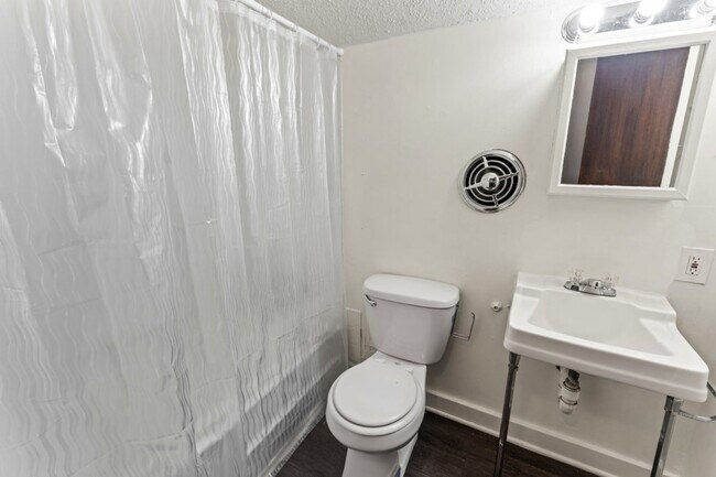 Building Photo - 817 Rubel Ave