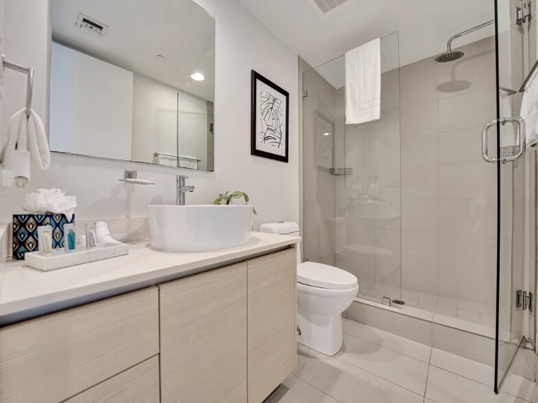 Building Photo - 2602 E Hallandale Beach Blvd