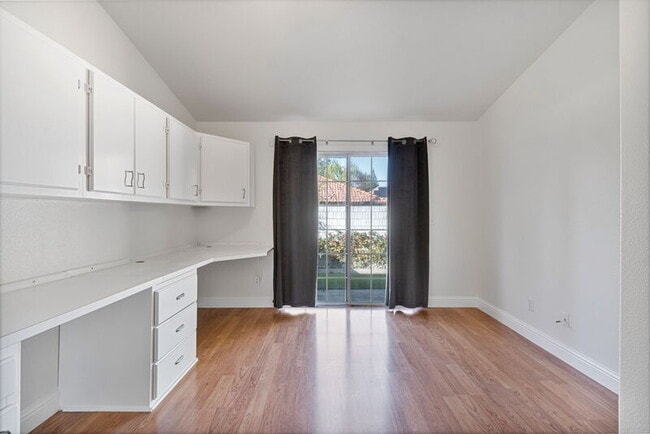 Building Photo - 8884 N Del Mar Ave