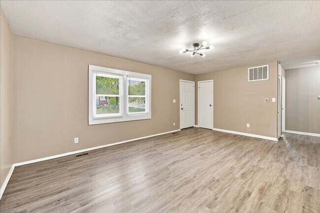 Building Photo - 3743 Breen Dr
