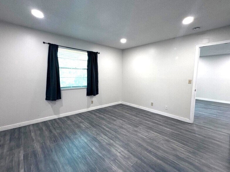 Building Photo - 8820 Royal Palm Blvd
