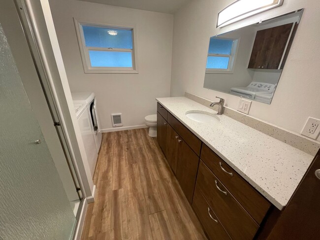 Building Photo - Completely Updated 2 Bdrm Home