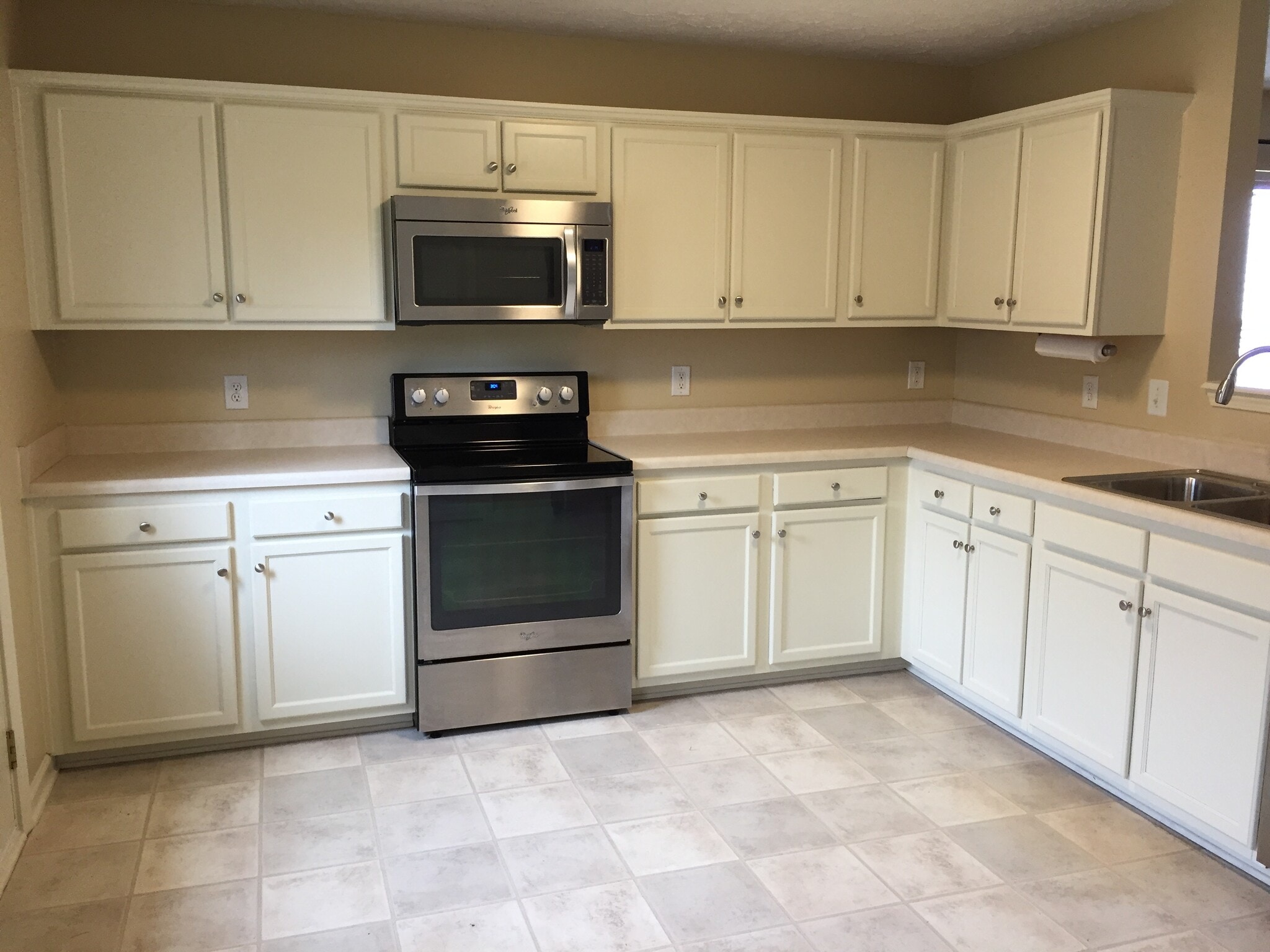 Kitchen with upgraded Stainless Steel Appliances - 5448 Middlebury Dr