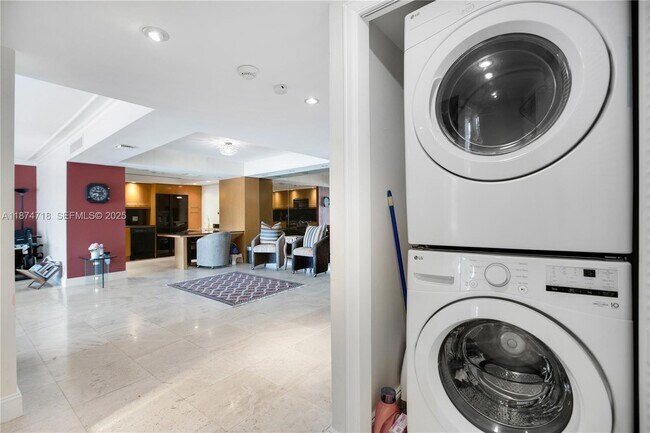 Building Photo - 3 Grove Isle Dr