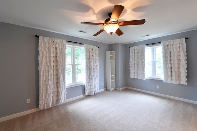 Building Photo - 106 Manlyn Dr