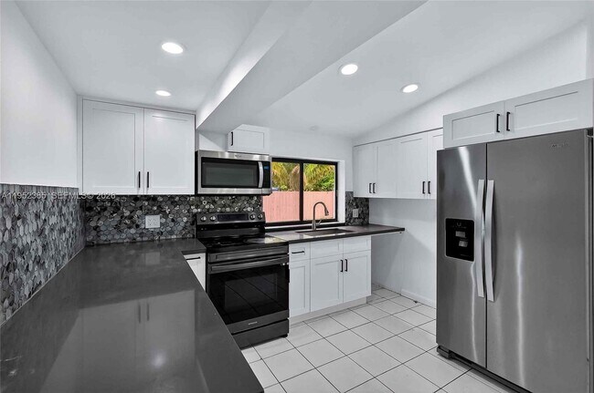 Building Photo - 524 NE 160th Terrace