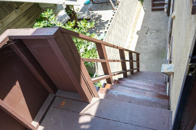 Building Photo - 1353 W 49th St
