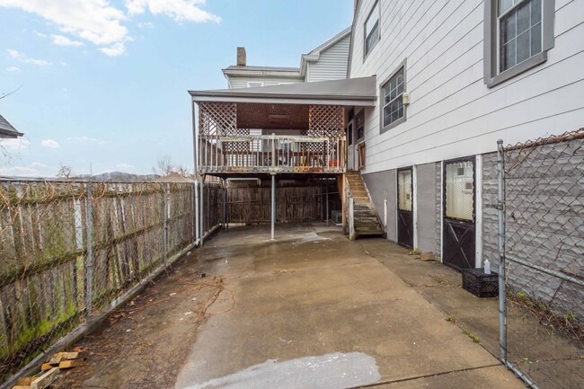 Building Photo - Stunning 3 bedroom home in McKees Rocks available April 15!