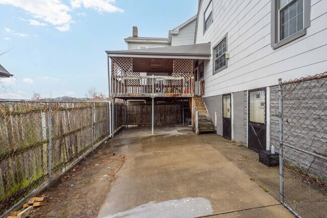 Building Photo - Stunning 3 bedroom home in McKees Rocks available May 15!