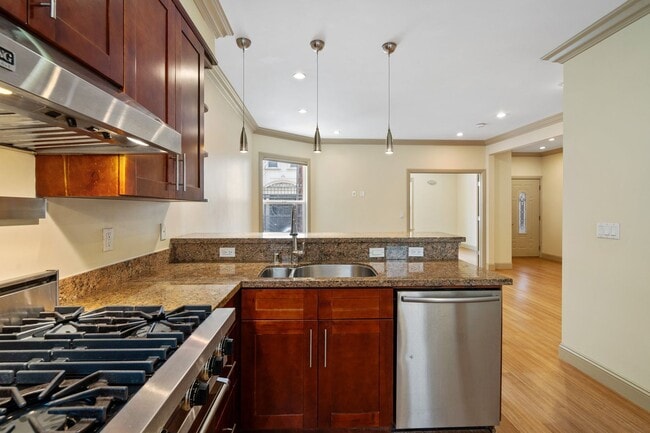 Building Photo - Heart of Hayes Valley - Updated 3 Bed, 2 B...