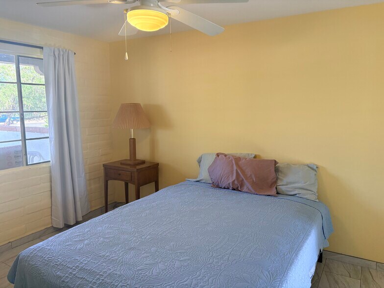 Building Photo - 484 S La Canada Dr
