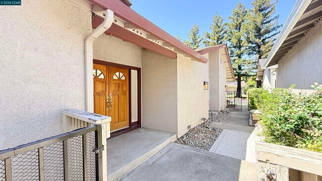 Building Photo - 750 N Paradise Valley Ct