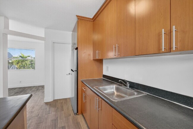 Building Photo - QUICK MOVE IN | FIRST MONTH FREE - Bright & Modern 1-Bedroom Apartment in Prime Oakland Park Loca...