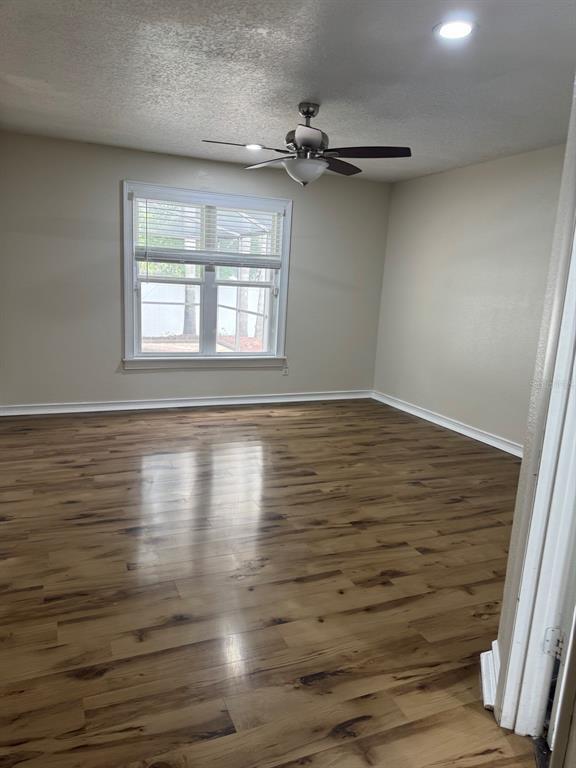 Building Photo - 3306 Lake Saxon Dr