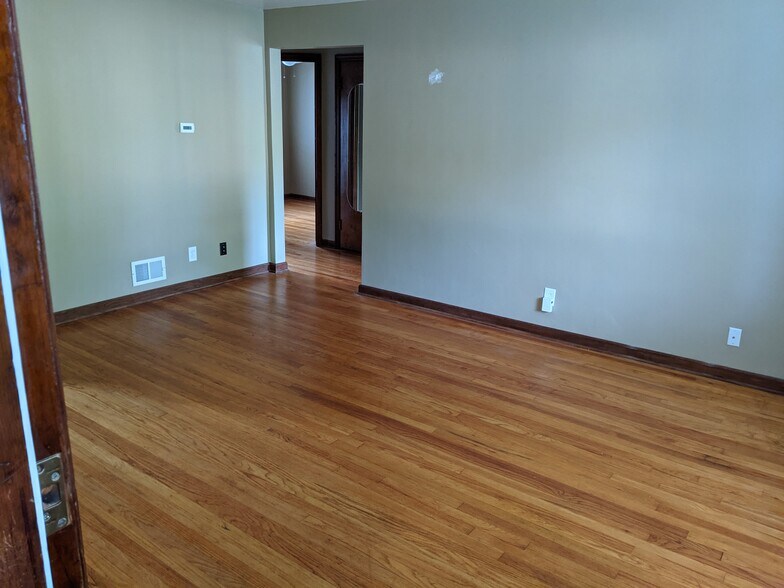 Building Photo - 3005 Fairway Dr