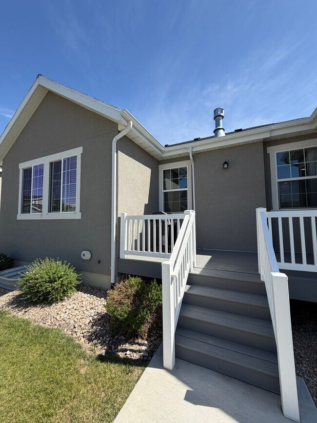 Building Photo - Beautiful 5-Bedroom Home in Lehi - Plenty of Storage!