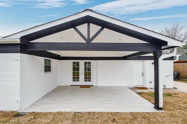 Building Photo - 5642 Cartagena St