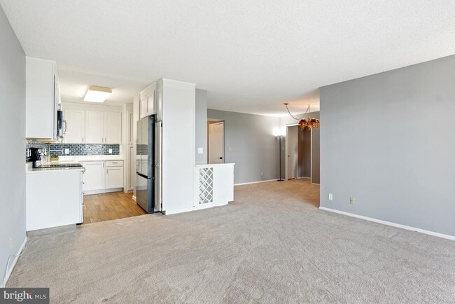 Building Photo - 5901 Mt Eagle Dr