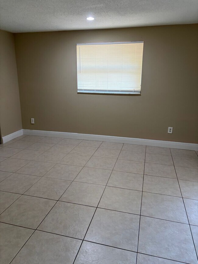 Building Photo - 3/2 on Corner lot in Altamonte Springs Available Now!