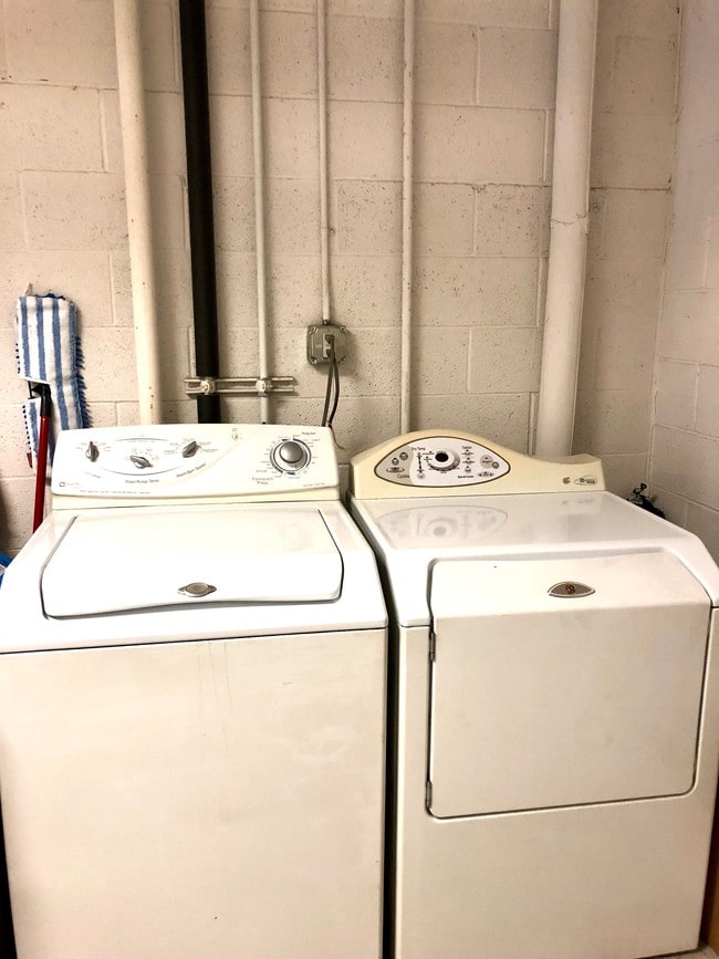 Laundry in Garage - 3711 Baldwin St