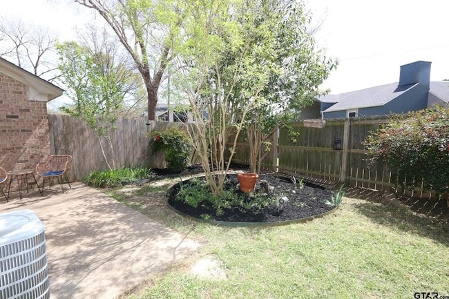 Building Photo - 963 Creekside Drive