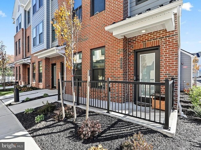 Building Photo - 1001 Greenwich Dr