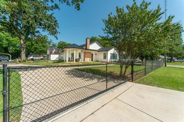 Building Photo - 131 Lakeway Ln