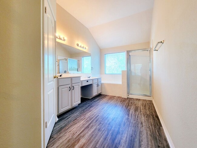 Building Photo - Large 4 Bed, 2.5 Bath Home Perfect for Com...