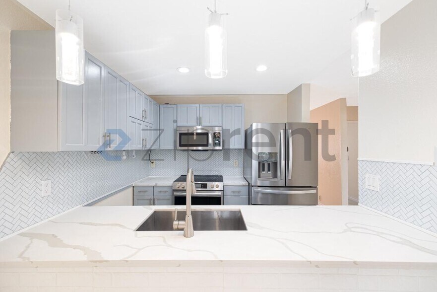 Building Photo - Unit 115