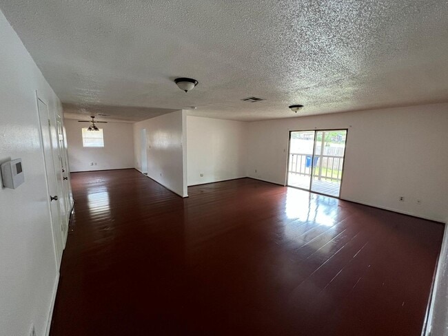 Building Photo - Gorgeous all renovated Home in Huntsville,...