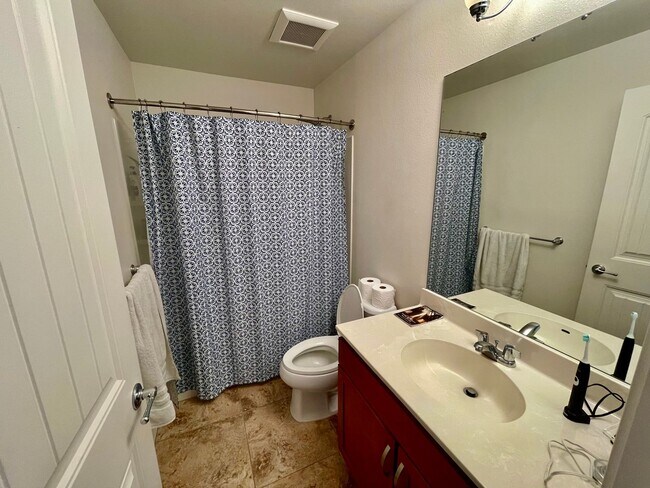 Building Photo - 2bed/2.5 bath PET FRIENDLY Townhome Availa...