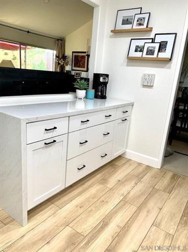 Building Photo - Beautiful Updated 2Br/2/Ba + Den W/ detach...