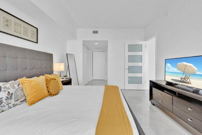 Building Photo - 2602 E Hallandale Beach Blvd