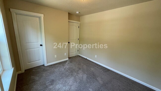 Building Photo - Stunning 4 BD | 2.5 BA Craftsman - Milwaukie