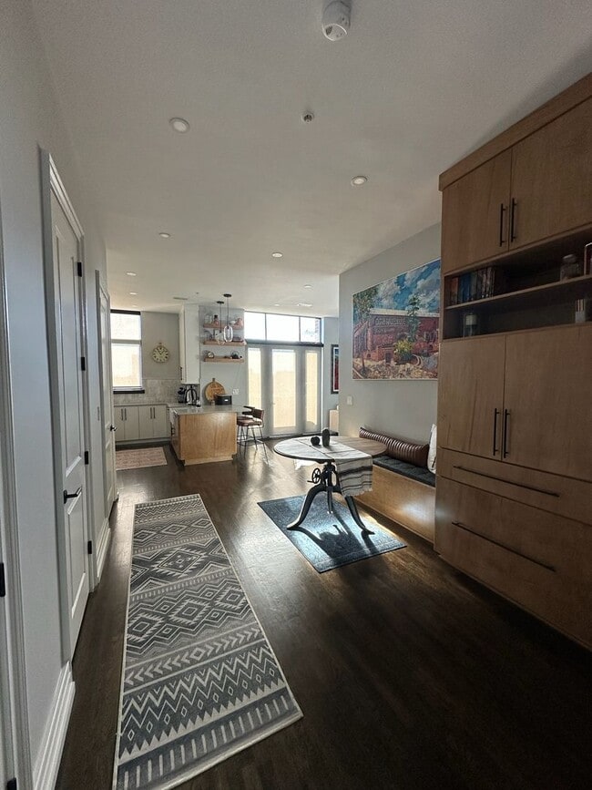 Building Photo - Beautiful 1 Bedroom 1.5 Bath Condo in down...
