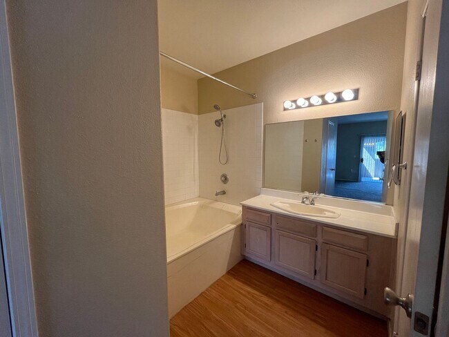 Building Photo - Terrific 2 Bedroom Condo in Sedona!