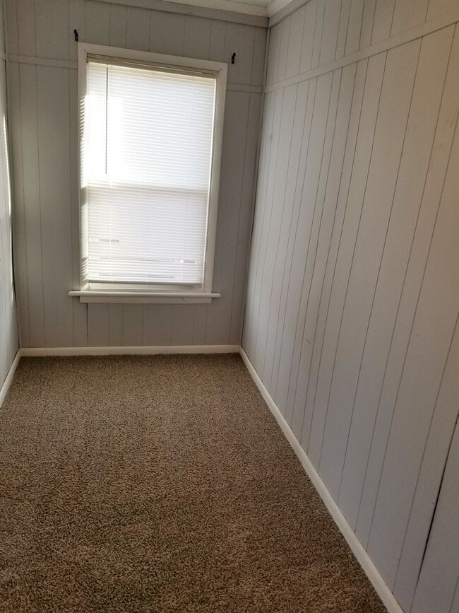 Building Photo - Two Bedroom Two Story Townhome Close to th...