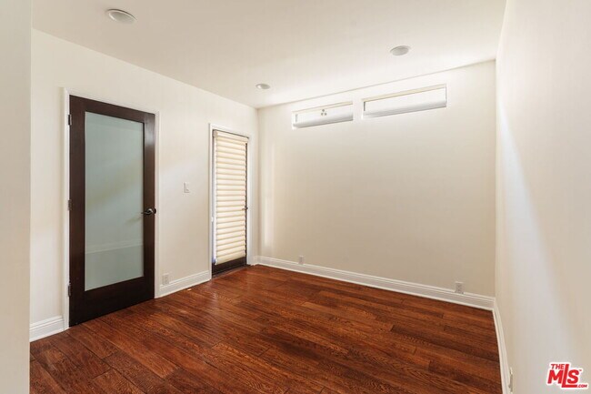 Building Photo - 8561 Rugby Dr