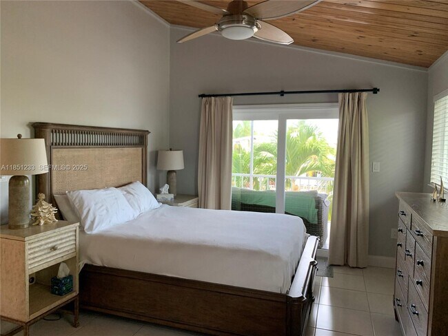 Building Photo - 112 Captains Ct