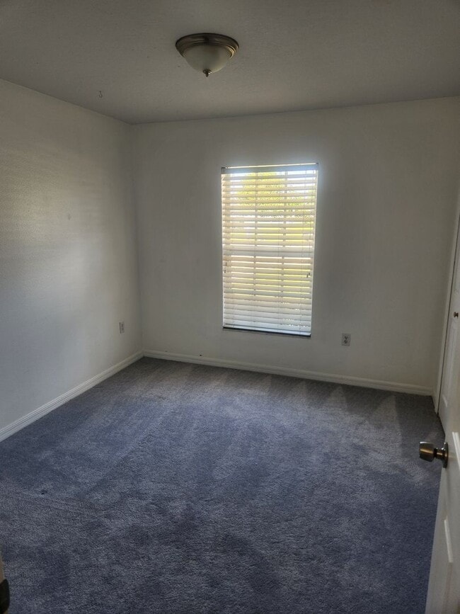 Building Photo - Location...Location..Comfortable 3 Bedroom...