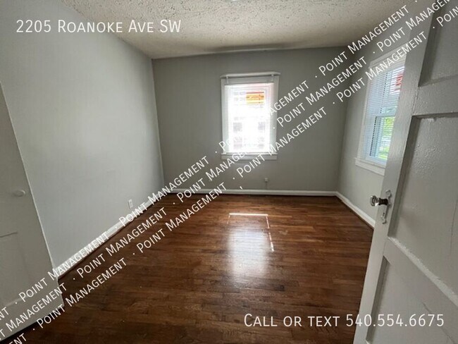 Building Photo - 2205 Roanoke Ave SW